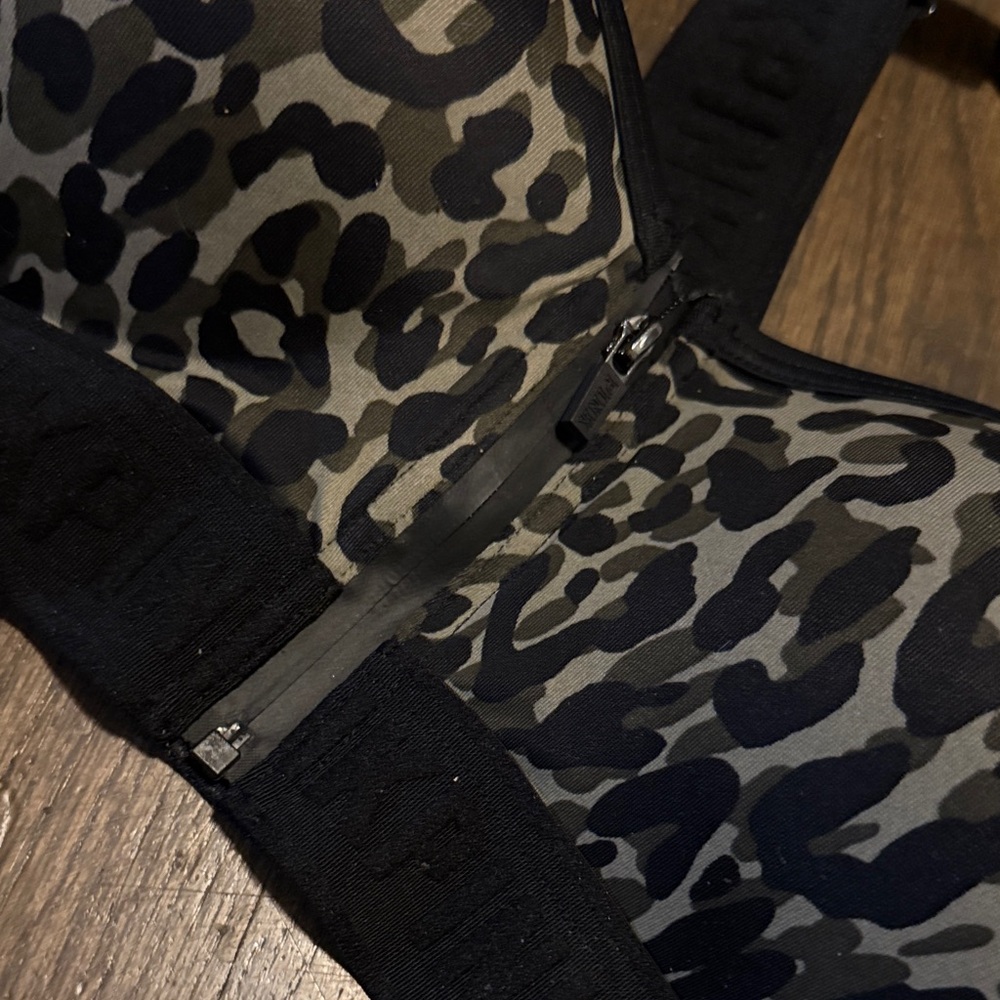 Victoria's Secret Black and Gray Leopard Sports Bra like new medium - Picture 2 of 4
